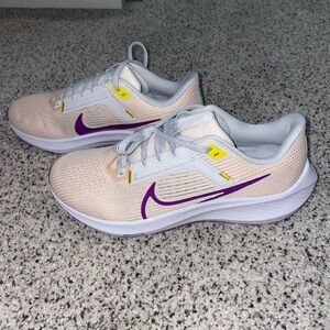 Nike women’s air zoom Pegasus 40 - guava ice/vivid purple size 8